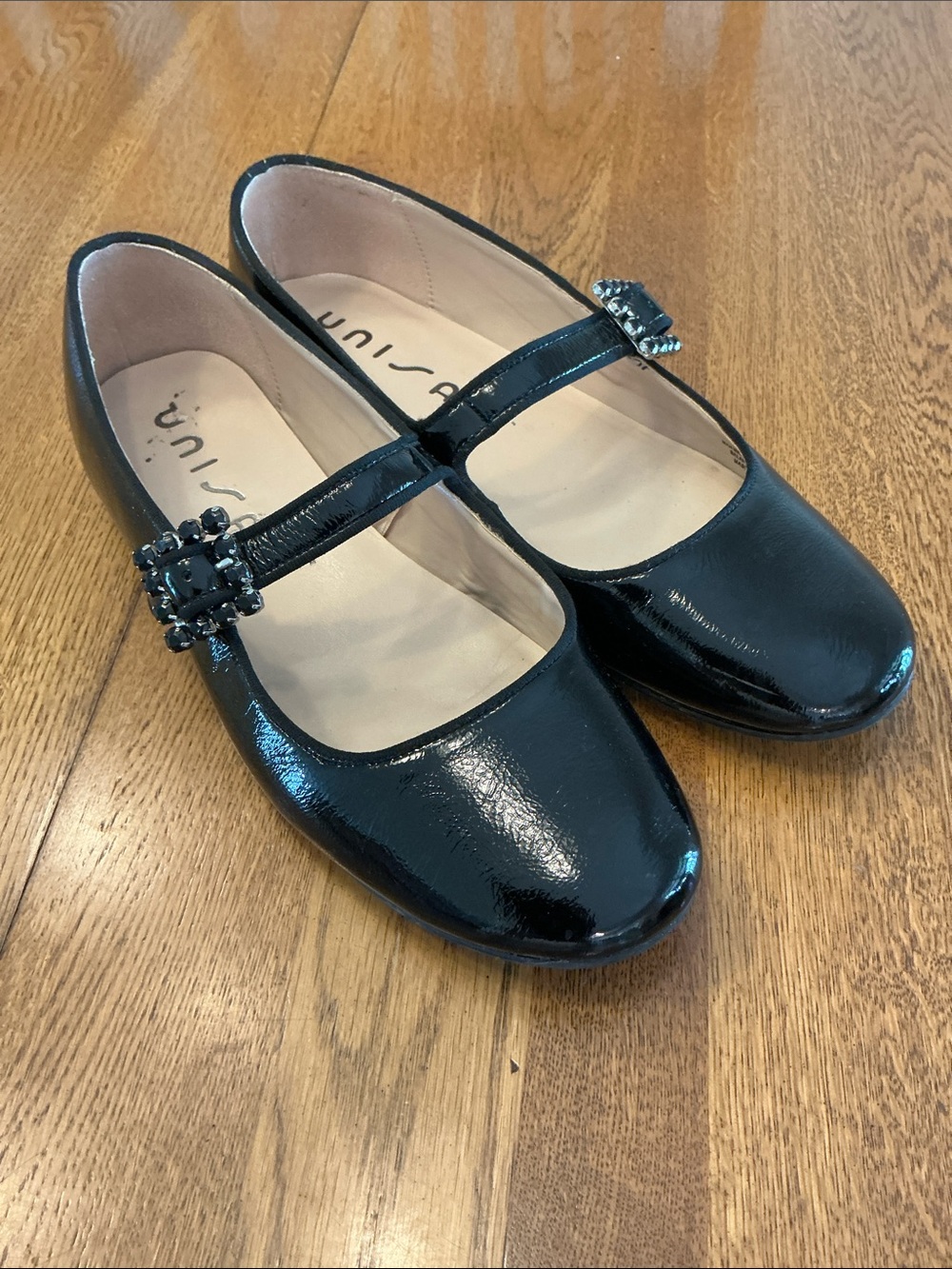 Woman’s Unisa black patent leather mary Jane flat. Size 10. Barely worn!Preowned